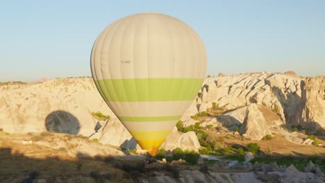 Der-Heißluftballon-Steigt-Langsam-Herab.-Liebestal,-Aufregendes-Touristenerlebnis