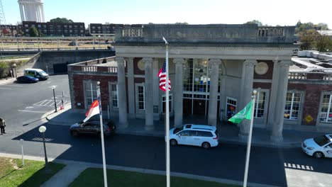 Banderas-De-América,-Carolina-Del-Norte-Y-Greensboro-Ondeando-En-La-Estación-Sur