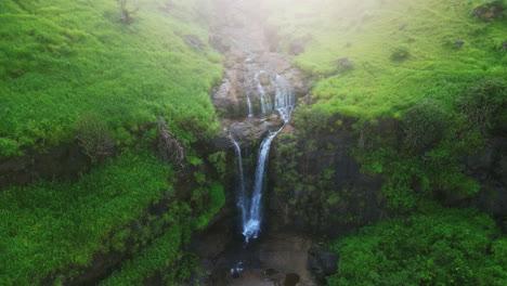 Luftaufnahme-Des-Wunderschönen-Nebels-Am-Bahuli-Wasserfall-Nashik-Maharashtra-4K-Drohne