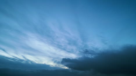 Bewegende-Cumulus--Und-Stratuswolken-In-Der-Abenddämmerung