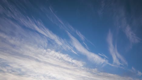 Sich-Langsam-Bewegende-Weiße-Altostratuswolken-über-Einem-Blauen-Himmel