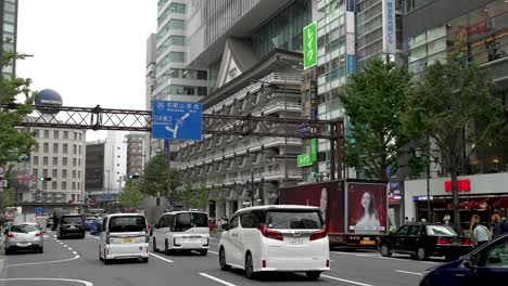 Tráfico-Visto-A-Lo-Largo-De-La-Avenida-Midosuji-Hacia-La-Estación-Namba-En-Osaka