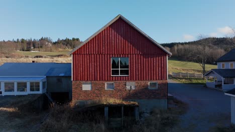 Häuser-Auf-Dem-Bauernhof-In-Indre-Fosen,-Kreis-Tröndelag,-Norwegen-–-Rückzug-Aus-Der-Luft