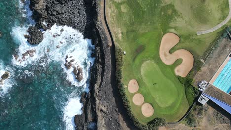 Der-Golfer-Läuft-über-Das-Grün,-Während-Die-Meereswellen-Unter-Dem-Epischen-Golfplatz-Am-Meer-Krachen