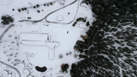 Drohnenaufnahme-Von-Oben,-Die-Ein-Mit-Schnee-Bedecktes-Gebiet-Filmt