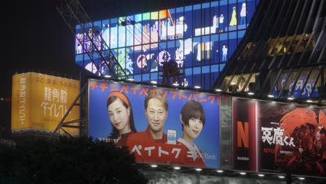 Advertisement-Billboards-on-Shibuya-Crossing-at-Night,-Tokyo,-Japan