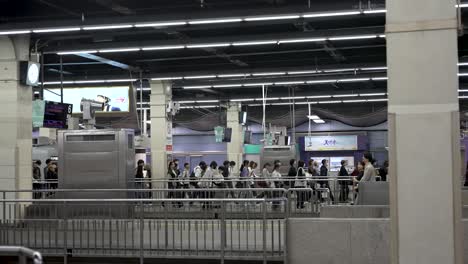 Crowd-of-people-walking-in-Namba-train-station-platform-with-mouth-masks-on