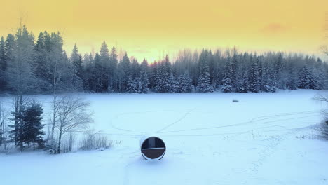 Einsame-Hütte-Im-Wald-Von-Riga,-Lettland-Im-Winter-Im-Wald