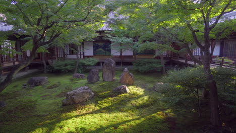 Der-Sonnenuntergang-An-Japanischen-Tempeln-Ist-Von-Unvergleichlicher-Schönheit.-Dies-Ist-Der-Kennin-Ji-Tempel-In-Kyoto,-Japan