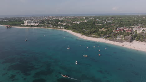 Panorama-Der-Küste-An-Sonnigen-Tagen,-Drohnenansicht-Des-Sandstrandes,-Des-Türkisfarbenen-Ozeans-Und-Des-Luxusresorts,-Sansibar,-Tansania