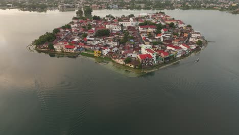 Weitblick-Auf-Die-Insel-Isla-De-Flores-El-Petén-Flores-In-Guatemala,-Luftaufnahme