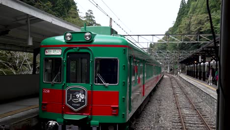 Tren-Tenku-Nankai-Serie-2200-En-El-Andén-De-La-Estación-Gokurakubashi