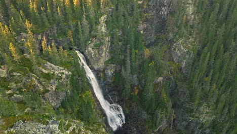 Malerischer-Wasserfall-Im-Herzen-Des-Schwedischen-Waldes-Im-Herbst---Luftdrohnenumlaufbahn