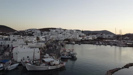 Paros,-Naoussa,-Griechische-Küste-Und-Traditionelle-Weiße-Häuser-Bei-Sonnenuntergang,-Luftaufnahme