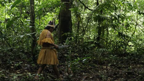 Porträt-Eines-Indigenen-Mannes,-Der-Eine-Machete-Durch-Den-Dichten-Dschungel-In-Leticia,-Amazonas,-Kolumbien-Trägt