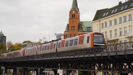 U-Bahn-Fährt-Auf-Erhöhten-Gleisen-Im-Stadtzentrum-Aus-Dem-Bahnhof