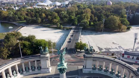 Drone-pullback-view-over-Heroes'-Square-esplanade-in-Budapest,-Hungary