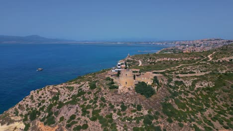 Histórica-Torre-De-Calamosca-Ubicada-En-Cagliari-Y-Frente-Al-Agua-Azul-Del-Océano