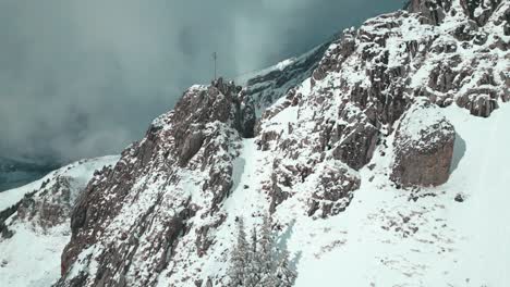 Drohnen-Ziplining-Und-Tiefflug-über-Den-Zerklüfteten,-Schneebedeckten-Hängen-Eines-Winterziels-In-Den-Engelberg-Brunni-Bahnen-In-Der-Schweiz