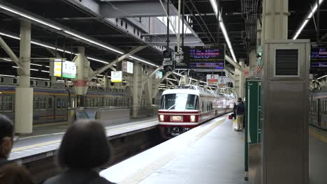 Tren-De-La-Serie-Nankai-30000-Que-Llega-Al-Andén-De-La-Estación-De-Namba-En-Osaka