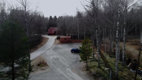 Drohnenschuss,-Der-Im-Winter-An-Einer-Kleinen-Straße-Auf-Dem-Land-In-Schweden-Herunterkommt