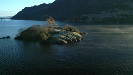 Pequeña-Isla-En-Un-Lago-Tranquilo-Y-Niebla-Que-Pasa-Al-Amanecer-En-Otoño