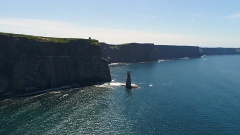 Eine-Drohnenaufnahme-Der-Klippen-Von-Moher,-Den-Höchsten-Meeresklippen-Der-Zerklüfteten-Westküste-Irlands