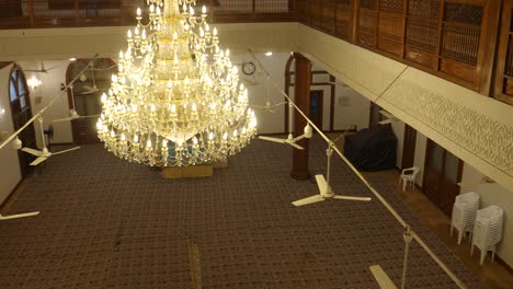 Mit-Blick-Auf-Die-Gebetshalle-Mit-Großem-Beleuchteten-Hängenden-Kronleuchter-In-Der-Al-Masjid-Al-Burhani-In-Karatschi
