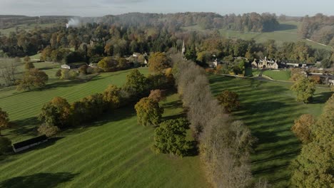 Atemberaubende-Cotswold-Herbstlandschaft-Im-Vereinigten-Königreich,-Luftfarbe,-Batsford-Dorf,-Wunderschöne-Bäume
