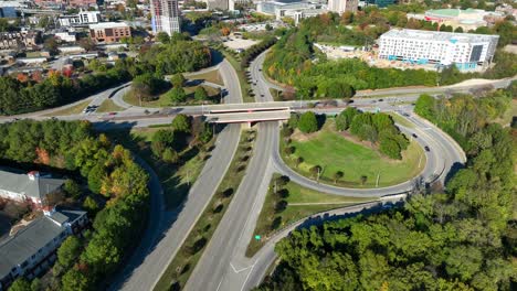 Cloverleaf-interchange-with-crossing-traffic-and-surrounding-greenery-in-American-city