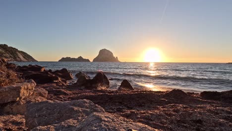 Zeitraffer-Des-Sonnenuntergangs-Auf-Der-Insel-Es-Vedra-Auf-Ibiza