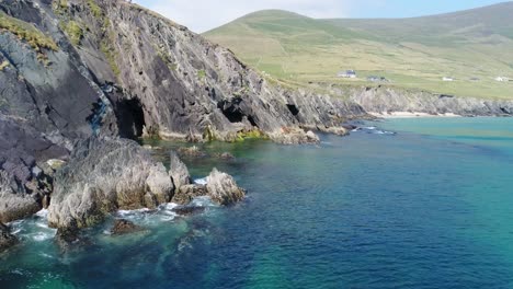 Eine-Drohnenaufnahme-Des-Zerklüfteten-Küstengeländes-Der-Dingle-Halbinsel-In-Der-Nähe-Von-Dingle-Point-In-Irland