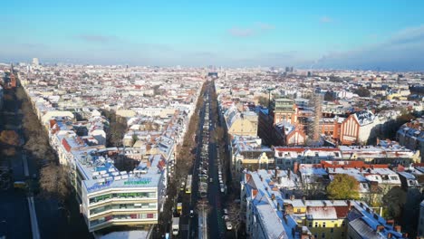 Calle-Comercial-Navidad-Soleado-Día-De-Invierno-Nieve-Ciudad-Berlín-Alemania