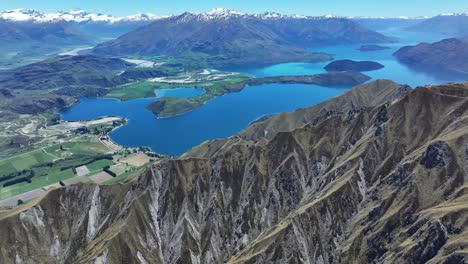 High-rise,-wide-aerial-of-amazing-mountain-scenery-around-Lake-Wanaka-in-New-Zealand