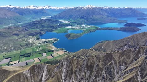 Amazing-mountain-scenery-and-Lake-Wanaka-in-New-Zealand