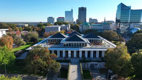 North-Carolina-Legislativgebäude-Und-Skyline-Der-Innenstadt-Von-Raleigh-Mit-Kapitolkomplex