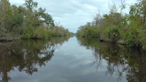 4K-Filmaufnahmen-Von-Sumpfgebieten-Außerhalb-Von-New-Orleans,-Louisiana,-USA