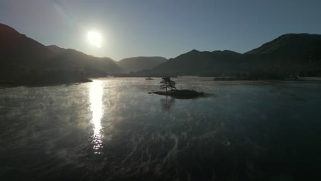 Lago-Tranquilo-Con-Niebla-En-La-Superficie.