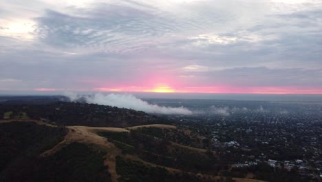 Ein-Sonnenuntergang-über-Den-Hügeln-Von-Adelaide-Mit-Der-Stadt-Und-Tiefliegenden-Wolken-Im-Hintergrund