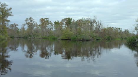 4K-Filmaufnahmen-Von-Sumpfgebieten-Außerhalb-Von-New-Orleans,-Louisiana,-USA