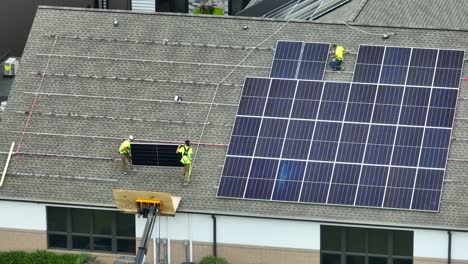 Trabajadores-Instalando-Paneles-Solares-En-El-Techo-De-Un-Edificio-Comercial