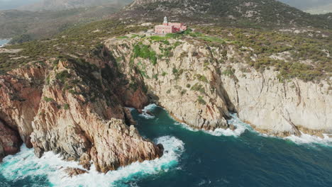 Faro-Di-Capo-Spartivento,-Sardinien:-Wunderschöne-Luftaufnahme-Der-Küste-Des-Kaps-Und-Wo-Sie-Den-Wunderschönen-Leuchtturm-Sehen-Können