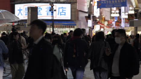 Shibuya-Cruzando-Peatones-Por-La-Noche-Durante-La-Lluvia,-Tokio,-Japón