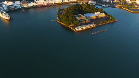 Sonnenaufgang-über-Der-Bucht-Von-Toba,-Luftaufnahme-Mit-Blick-Auf-Die-Insel-Mikimoto
