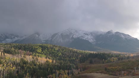 Luftlandschaft-Mit-Felsigen-Bergen-In-Colorado,-Herbstfarben-Und-Bewölktem-Himmel