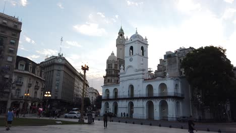 The-Cabildo-Colonial-Building-Landmark-in-Buenos-Aires-Latin-America-Heritage-Argentina,-People-Walk-By-Plaza-de-Mayo