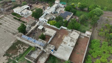 Luftaufnahme-Eines-Ländlichen-Dorfes-Mit-Sonnenkollektoren-Auf-Dem-Dach-Im-Bezirk-Badin-In-Sindh