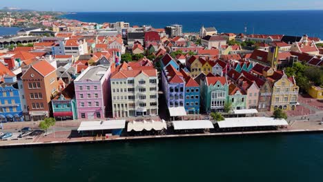 Luftaufnahme-Von-Rechts-Nach-Links,-Umlaufbahn-Um-Die-Gebäude-Des-Bezirks-Handelskade-Punda-In-Willemstad,-Curaçao