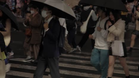 Shibuya-Crossing-Pedestrians-at-Night-during-Rain,-Tokyo,-Japan