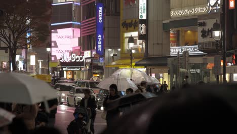 Shibuya-überquert-Fußgänger-Nachts-Bei-Regen,-Tokio,-Japan